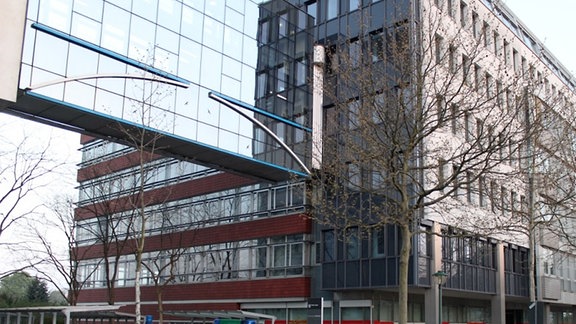Unbekannte haben das Technische Rathaus Leipzig mit Steinen und Farbbeuteln angegriffen