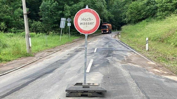 Hochwasserschild auf einer Straße in Hohnbach bei Colditz 