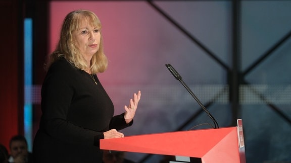 Petra Köpping (SPD), Sozialministerin des Landes Sachsen und Spitzenkandidatin für die Landtagswahl 2024, spricht auf dem außerordentlichen Landesparteitag der sächsischen SPD.
