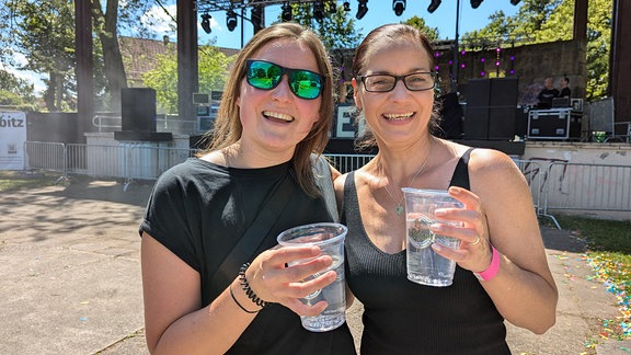 Zwei Frauen lachen in die Kamera