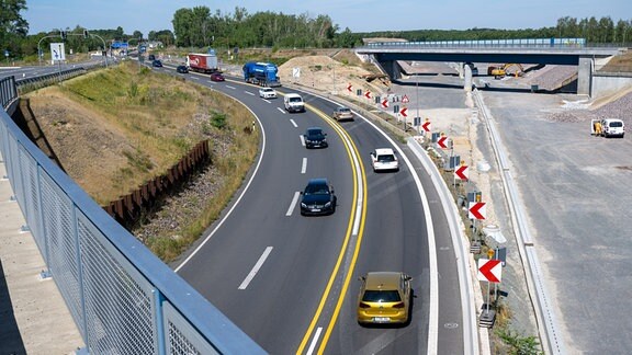 Fahrzeuge verlassen die Autobahn A72 bei Rötha direkt neben der Baustelle für das letzte Teilstück der Autobahn. 