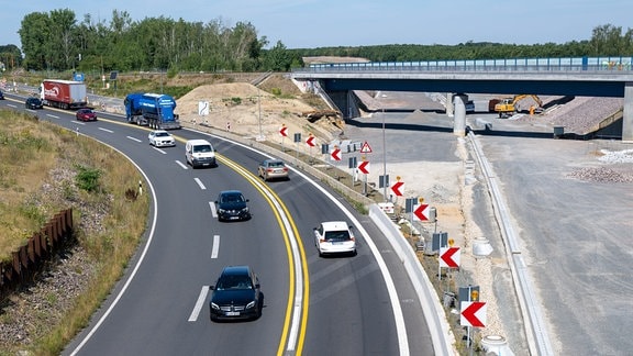 Fahrzeuge verlassen die Autobahn A72 bei Rötha direkt neben der Baustelle für das letzte Teilstück der Autobahn. 