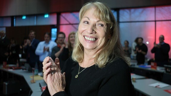Petra Köpping (SPD), Sozialministerin des Landes Sachsen, lächelt beim außerordentlichen Landesparteitag der sächsischen Sozialdemokraten. 