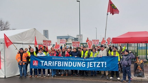 Streikende mit Bannern und Fahnen bei srw Metalfloat in Rötha bei Espenhain.