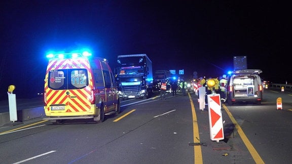 Ein Rettungswagen steht an der Unfallstelle auf der Autobahn.