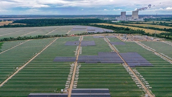 Arbeiter montieren Solarpanele im Energieparks Witznitz