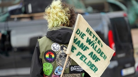 Cannabis-Protest in Leipzig - ein Mann mit einem Schild