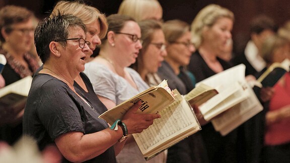 Sängerinnen und Sänger beim Chorfest, 2016