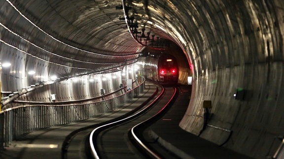 Eine S-Bahn im City Tunnel in Leipzig