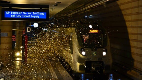 Goldenes Lametta fliegt durch die S-Bahn-Station