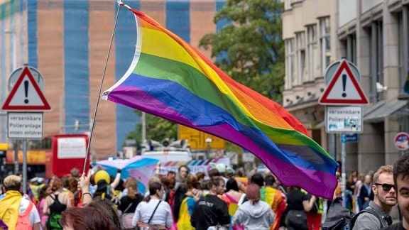 CSD-Demonstration in bunten Regenbogenfarben gegen Diskriminierung von Lesben, Schwulen, Bisexuellen, Transgender-Personen und Intersexuellen.