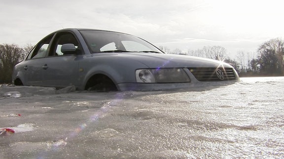 Ein mehr als 20 Jahre altes Autos ist auf einer Eisfläche festgefroren.
