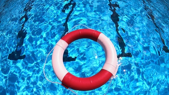 Ein Rettungsring schwimmt auf dem Wasser