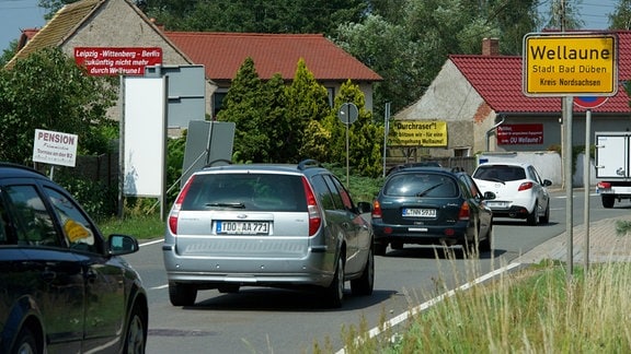 Fahrzeuge fahren in die Ortschaft Wellaune (Kreis Nordsachsen) ein, aufgenommen 06.07.2011. Die Gemeinde kämpft seit neun Jahren für einen Ortsumgehung. Gleich drei Bundesstraßen führen durch den Ort.