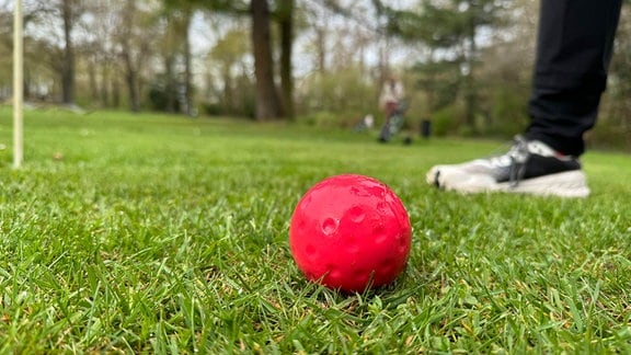 Nahaufnahme eines Golfballs