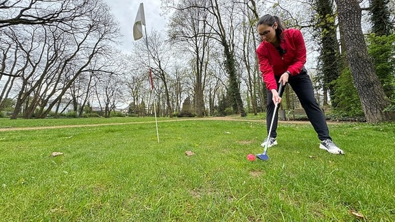 Eine Frau spielt Golf