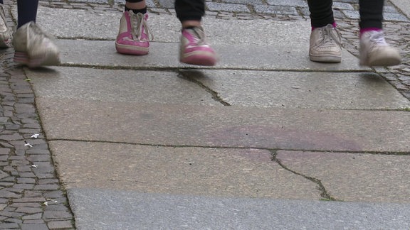 kaputte Gehwegplatten und Füße