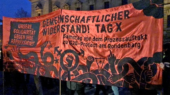 Demo-Banner bei Indymedia-Protest auf Leipziger Simsonplatz