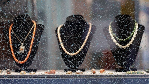 Das Schaufenster eines Juwelier in der Kölner Innenstadt ist zwar zersplittert, das Panzerglas hat jedoch einem Einbruchsversuch standgehalten, hinter den Rissen im Glas liegen die Ketten und Ringe aus.