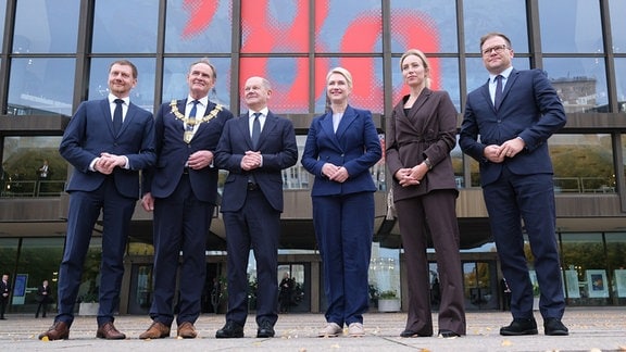 Michael Kretschmer (CDU, v.l.n.r.), Ministerpräsident des Landes Sachsen, Burkhard Jung (SPD), Oberbürgermeister der Stadt Leipzig, Olaf Scholz (SPD), Bundeskanzler, Manuela Schwesig (SPD), Ministerpräsidentin des Landes Mecklenburg -Vorpommern steht in ihrer Rolle als Bundesratspräsidentin Ayleena Jung, Ehefrau des Leipziger Oberbürgermeisters, und Carsten Schneider (SPD), Beauftragter der Bundesregierung für den Osten, vor dem Gewandhaus in Leipzig.