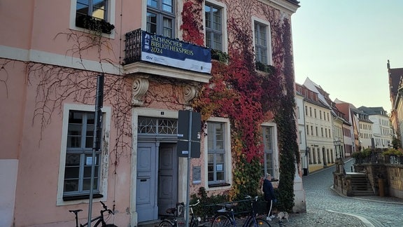 Außenansicht Stadtbibliothek Wurzen im Herbst