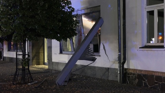 Ein Fenster an der Sparkassenfiliale ist kaputt und in der Fassade ein Riss.