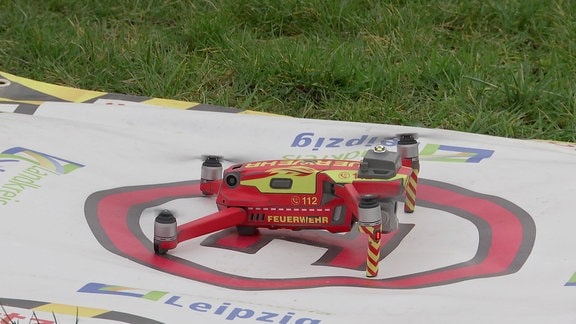 Eine Drohne steht auf einem Landebereich. 