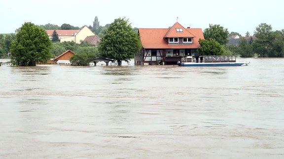 Wurzen, 04.06.2013, Hochwasser 2013, Das Fährhaus von Ronny und Sirko Wedekind steht unter Wasser. 