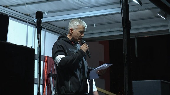 Grimmas Oberbürgermeister Matthias Berger spricht auf der Kundgebung.