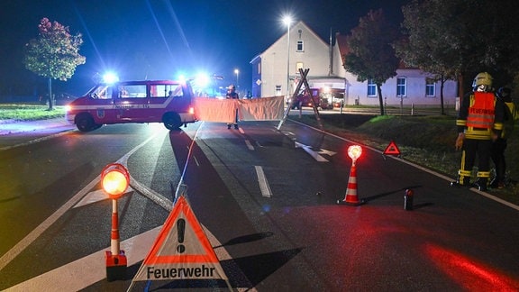 Feuerwehrleute sperren den Unfallbereich ab.