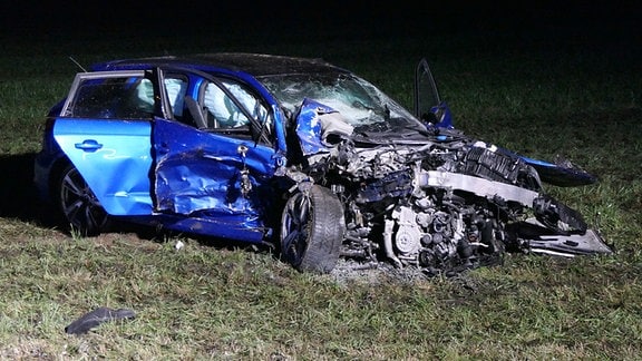 Ein bei einem Unfall zerstörtes Auto. 