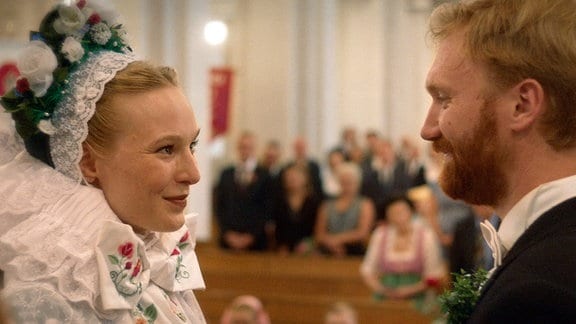 Eine sorbische Braut und ein sorbischer Bräutigam stehen sich bei ihrer Hochzeit im Film "Bei uns heißt sie Hanka" gegenüber.