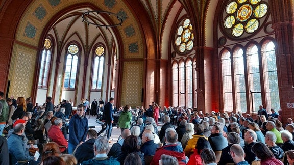 Menschen in der Heilandskirche Leipzig.