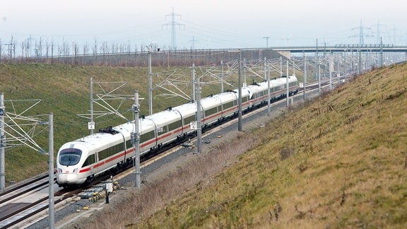 Der ICE-T 1557 der Deutschen Bahn AG (DB) durchfährt am 16.12.2015 den Osterbergtunnel bei Kalzendorf (Sachsen-Anhalt)