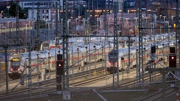 Züge stehen auf den Gleisen zum Hauptbahnhof Leipzig.