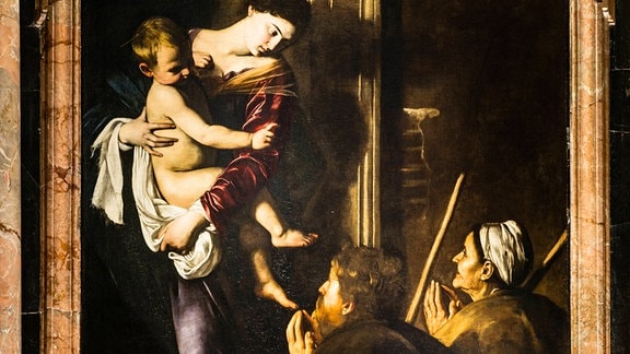 Gemälde einer Frau mit einem Kind auf dem Arm, vor ihr knien zwei Männer mit betenden Händen.