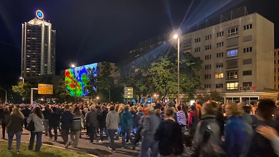 Vom Augustusplatz in Leipzig aus laufen viele Menschen über den Innenstadtring und feiern das Lichtfest 2024.