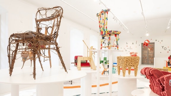 Die Ausstellung "A CHAIR AND YOU: Bright Space" im Grassi-Museum Leipzig: viele kunstvoll gestaltete Stühle sind in unterschiedlichen Höhen über einen Raum verteilt.