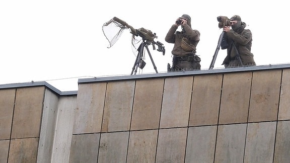 Präzisionsschützen der Polizei sichern auf dem Dach des Gewandhauses die Festveranstaltung mit politischer Prominenz. 