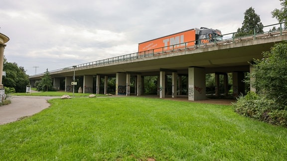 Mehrere zusätzliche Stützen wurden unter der Brücke durch den Agra-Park installiert. 