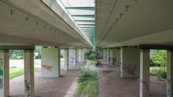 Mehrere zusätzliche Stützen wurden unter der Brücke durch den Agra-Park installiert. 