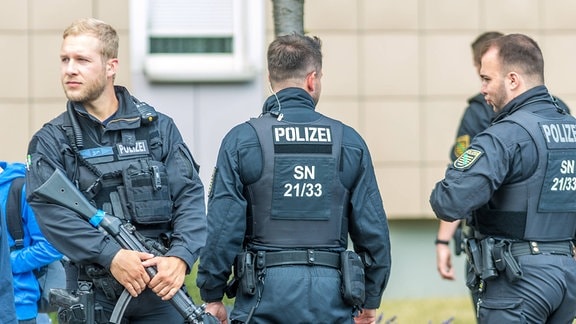 Polizei an einer Schule in Leipzig.