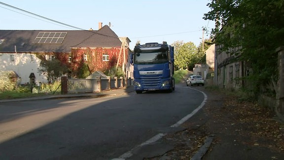 Ein LKW fährt auf einer Straße