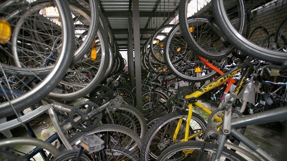 Viele Fahrräder in einem Fahrradständer