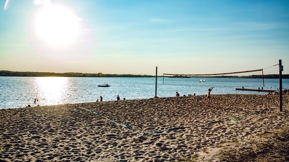 Auershainer Strand mit Blick aufs Wasser und einem Volleyballnetz