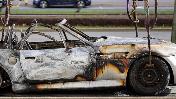 Ausgebranntes Auto aus der Tiefgarage Augustusplatz.