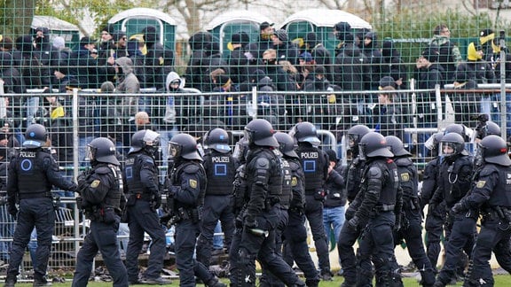 Ausschreitungen beim Stadtderby Lok-Chemie Leipzig - die Polizei ist im Großeinsatz