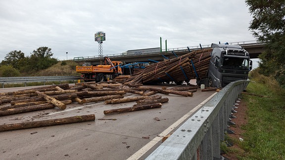 Ein Holzlaster hat auf der A9 bei Leipzig Baumstämme verloren.