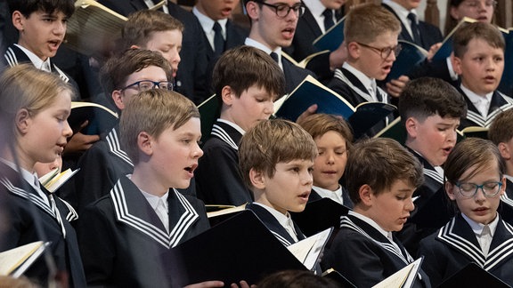 Das Gewandhausorchester und der Thomanerchor treten zur Eröffnung des Bachfestes in der Thomaskirche in Leipzig auf.