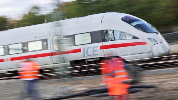 Ein ICE passiert eine Baustelle vor dem Hauptbahnhof Leipzig.